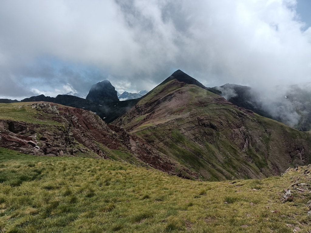 Vistas del vértice del Anayet (centro), pico del Anayet (izquierda) y el collado de Porté (en primer plano, debajo del pico del Anayet)