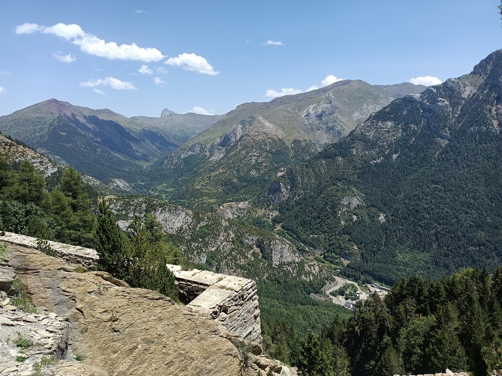 Vistas de Canfranc-Estación desde la Olla de Estiviellas, se puede ver La Raca a la izquierda