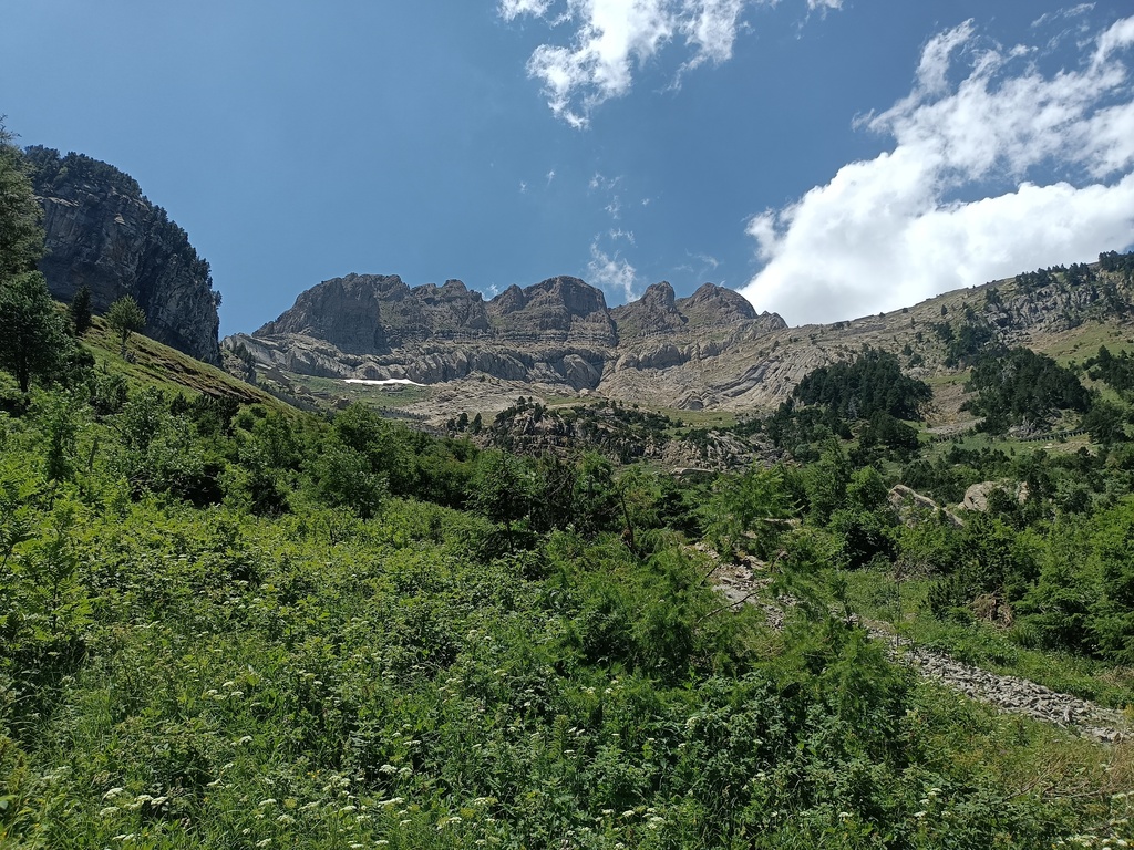 Vistas del Collado de Estiviellas desde la Olla de Estiviellas, el Pico del Águila quedaría fuera de la foto a la derecha