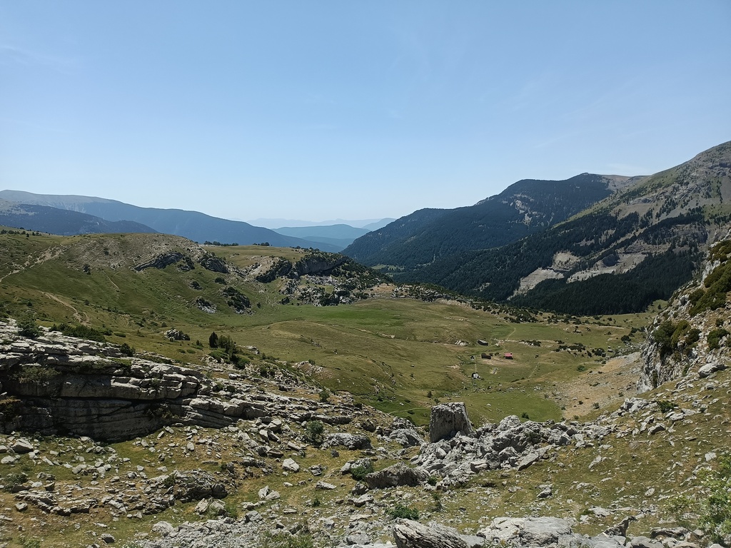 Vistas a medio camino entre la Fuente la Balsa (apenas se aprecia en la foto) y el Refugio López Huici (fuera de plano)