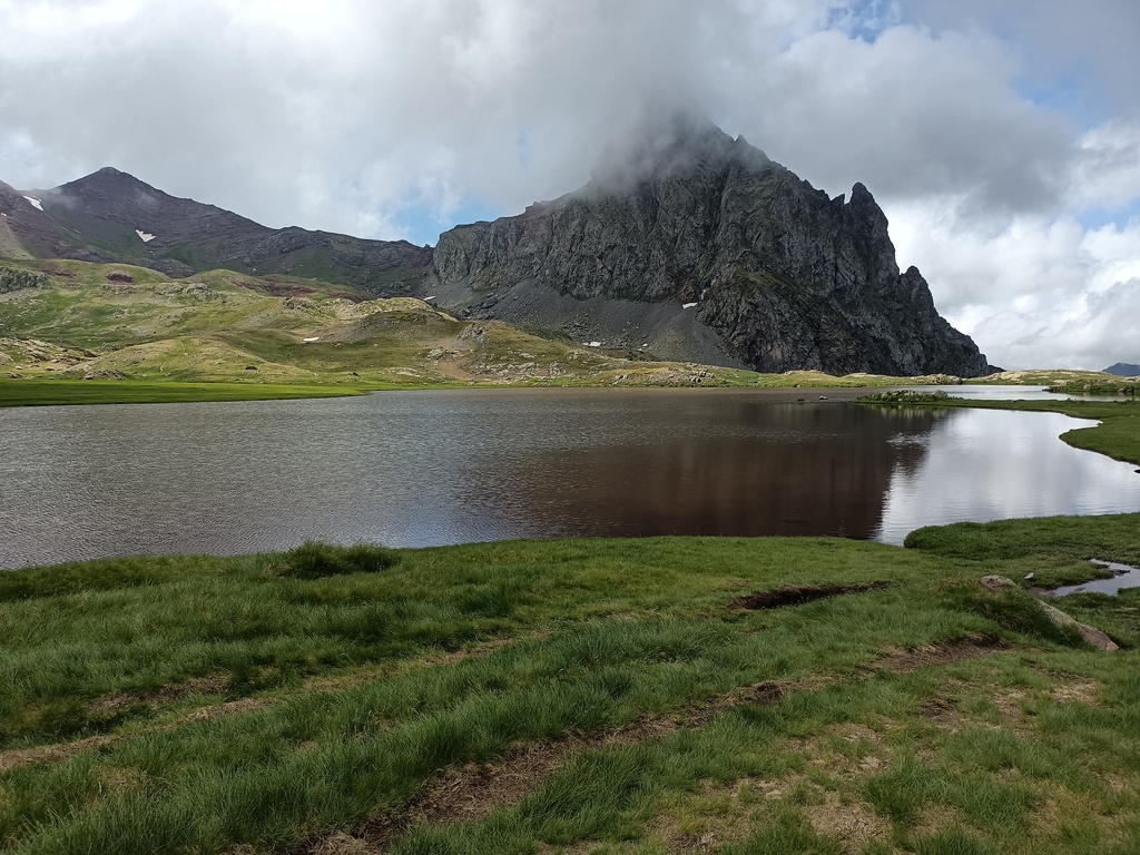 Ibón grande del Anayet, con el vértice (izquierda) y el pico (derecha) de fondo