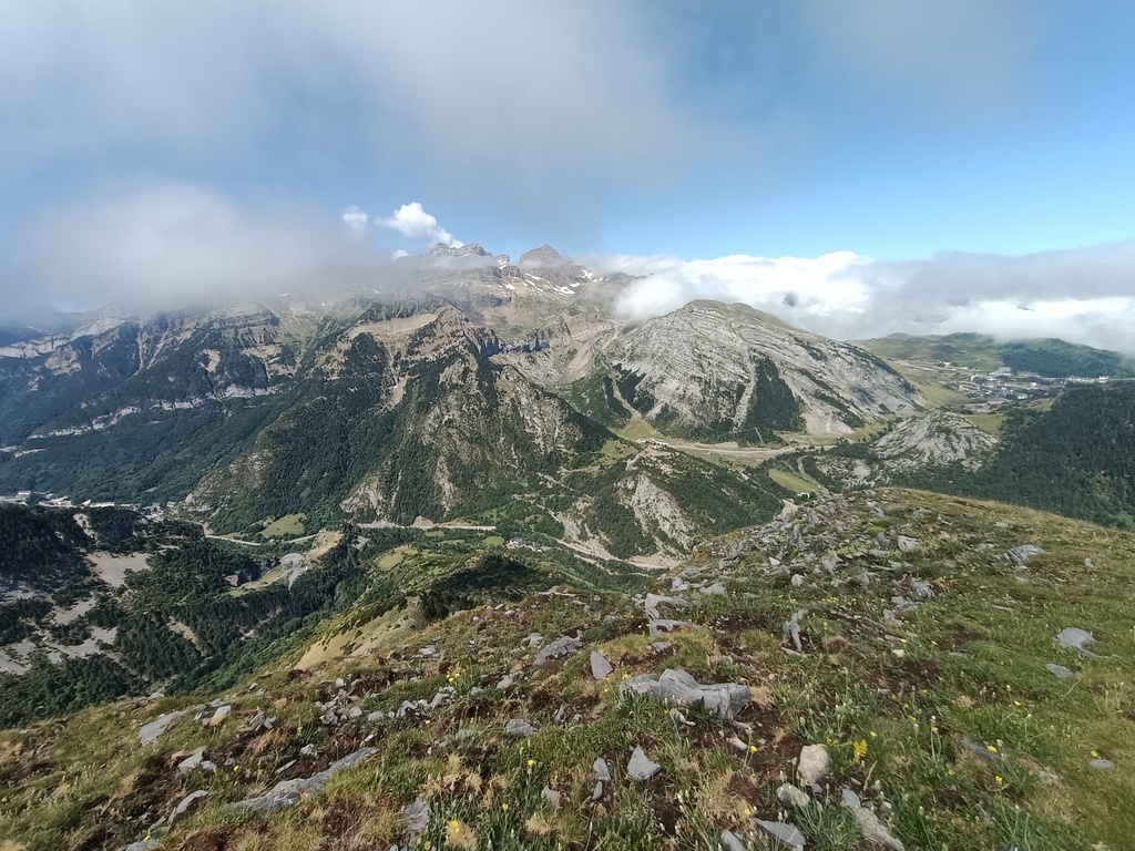 Canfranc-Estación (izquierda), mazizo de los Lecherines (centro) y Candanchú (derecha) desde el pico de las Menorias