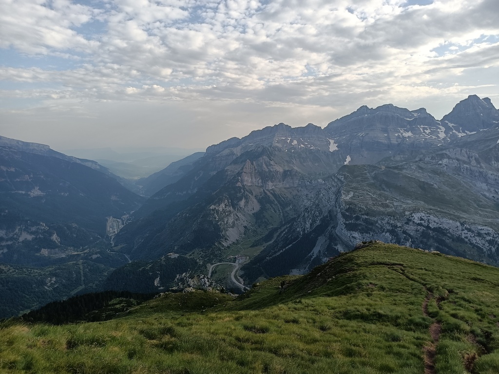 Vista desde la cima de La Raca, dirección sur (Canfranc-Estación a la izquierda)