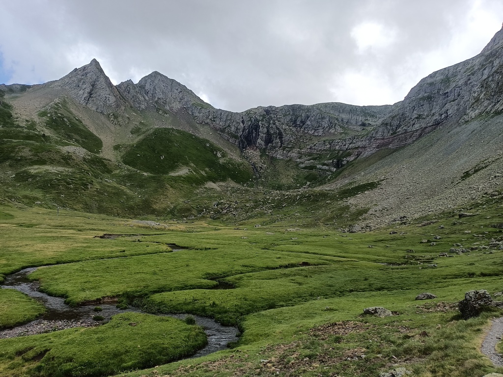 Vista atrás a la Rinconada desde el Canal Roya, el Anayet queda encima de la pared