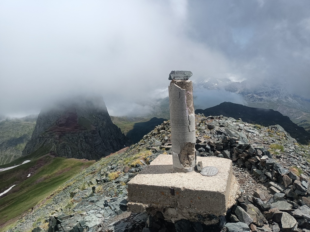 Vértice del Anayet (2.559m), con el pico del Anayet cubierto por las nubes
